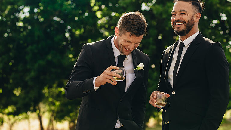 Groom and best man drinking at wedding party       -  Die Frage nach dem Trauzeugenjob gleicht einem Heiratsantrag. Was passiert, wen man diesen ablehnt?