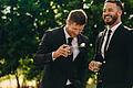 Groom and best man drinking at wedding party       -  Die Frage nach dem Trauzeugenjob gleicht einem Heiratsantrag. Was passiert, wen man diesen ablehnt?