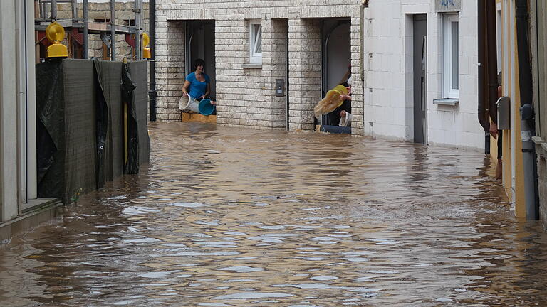 In Zeil am Main (Lkr. Haßberge) standen am 9. Juli Teile der Altstadt unter Wasser. 120 Einsatzkräfte von Feuerwehr und THW versuchten, dem aus der Altach tretenden Wasser Herr zu werden.