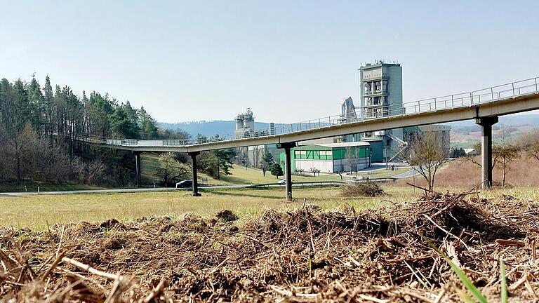 Blick aus Richtung Locksberg zum Zementwerk Lengfurt der HeidelbergCement AG. Auf dem rund 280 Meter langen Förderband wurde zwischen den 1960er Jahren und 1995 Schotter vom Steinbruch Locksberg in das Zementwerk transportiert.