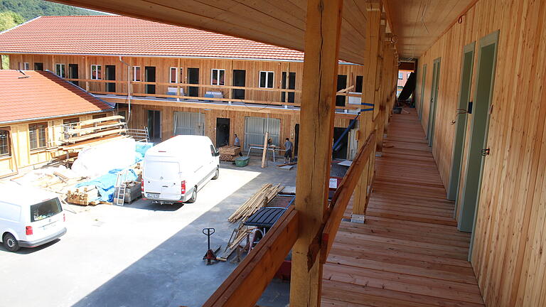 Viel Holz und ein umlaufender Gang im ersten Stock: Bei der Gestaltung der 'Bike Lodge Spessart' hatte Christoph von Hutten ein nordamerikanisches Motel vor dem geistigen Auge. Das verwendete Holz stammt komplett aus von Huttens Wald rund um Steinbach.