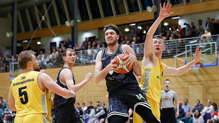 Auch die vielen Fans in der ausverkauften Dreifachsporthalle vermochten die Basketballer der TG Veitshöchheim (Mitte von links Tilman Buschbeck, Daniel Urbano) gegen Favorit TSV Breitengüßbach (links Manuel Feuerpfeil, rechts&nbsp;Henning Nielson) nicht zum Überraschungssieg zu tragen.&nbsp;