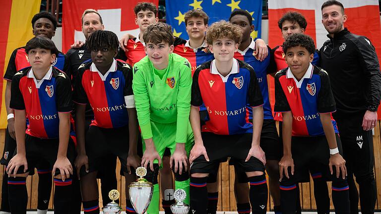 Der Nachwuchs des FC Basel freut sich in der Würzburger tectake Arena über den Gewinn des 20. Internationalen Hallenturniers für U-15-Junioren der Würzburger Kickers. Die starken Schweizer waren den anderen Mannschaften fußballerisch in diesem Jahr klar überlegen.