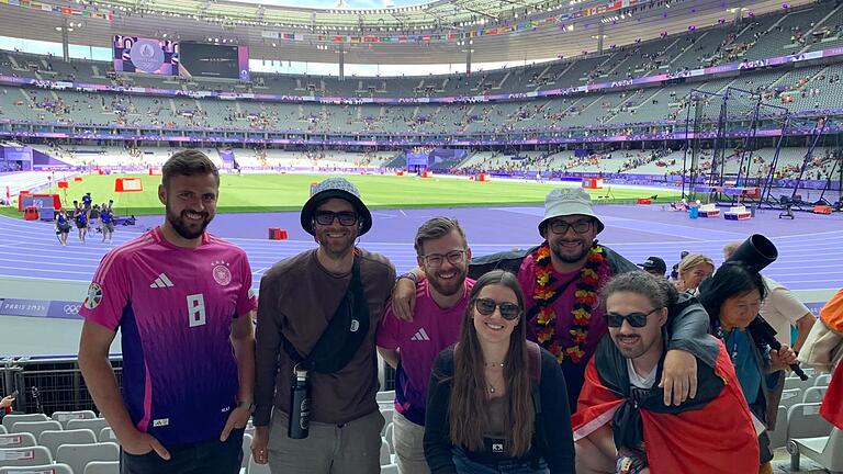 Bad Kissinger hautnah bei den Olympischen Spielen - Unser Bild zeigt Chris Meindl mit seinen Freunden im Stade de France. Bad Kissinger hautnah bei den Olympischen Spielen - Unser Bild zeigt Chris Meindl mit seinen Freunden im Stade de France.