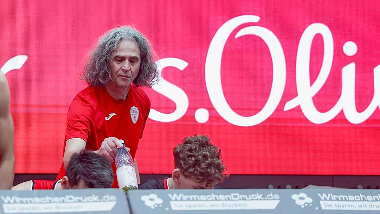 Jeder Spieler hat seine eigenen Bedürfnisse. Hier reicht Harald Göbel Owen Klassen nach seiner Auswechslung die für ihn bestimmte Wasserflasche.