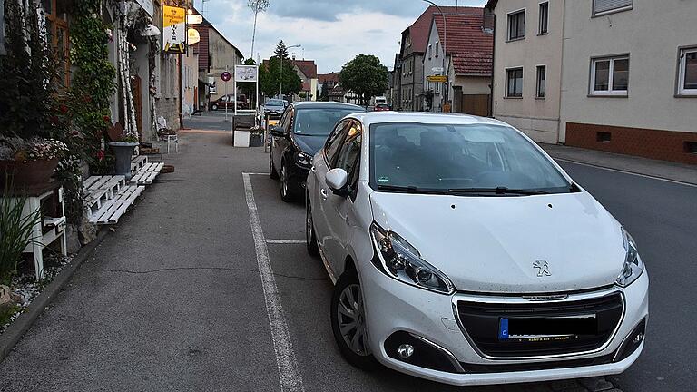 Auch wenn in der Hauptstraße in Untertheres markierte Flächen dem Autofahrer suggerieren, größtenteils auf dem Gehweg parken zu dürfen, ist dies eigentlich nicht erlaubt.