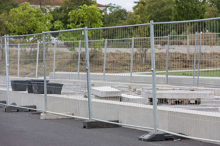 Das große Wasserbecken liegt immer noch trocken. Es hat ein Leck. Die Stadtverwaltung geht davon aus, dass das Becken im Frühjahr kommenden Jahres wieder in Betrieb geht. Das große Wasserbecken liegt immer noch trocken. Es hat ein Leck. Die Stadtverwaltung geht davon aus, dass das Becken im Frühjahr kommenden Jahres wieder in Betrieb geht.