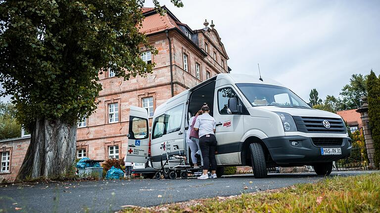 Wegen des Personalnotstands mussten Kräfte des Bayerischen Roten Kreuzes Haßberge die 42 Bewohnerinnen und Bewohnern des Pflegeheims Gleusdorf im August in andere Einrichtungen verlegen . Wegen des Personalnotstands mussten Kräfte des Bayerischen Roten Kreuzes Haßberge die 42 Bewohnerinnen und Bewohnern des Pflegeheims Gleusdorf im August in andere Einrichtungen verlegen .