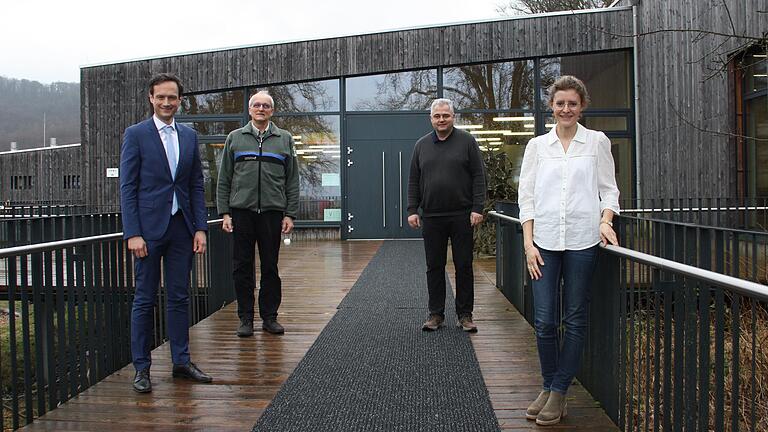 Der Trägerverein des Steigerwaldzentrums in Handthal feiert sein zehnjähriges Bestehen. Das Bild zeigt (von links) den Vorsitzenden des Vereins, den Schweinfurter Landrat Florian Töpper, den forstlichen Leiter Andreas Leyrer, den stellvertretenden Vorsitzenden, Scheinfelds Bürgermeister Claus Seifert, und Constanze Stern, die unter anderem die Öffentlichkeitsarbeit am Zentrum verantwortet. Der Trägerverein des Steigerwaldzentrums in Handthal feiert sein zehnjähriges Bestehen. Das Bild zeigt (von links) den Vorsitzenden des Vereins, den Schweinfurter Landrat Florian Töpper, den forstlichen Leiter Andreas Leyrer, den stellvertretenden Vorsitzenden, Scheinfelds Bürgermeister Claus Seifert, und Constanze Stern, die unter anderem die Öffentlichkeitsarbeit am Zentrum verantwortet.