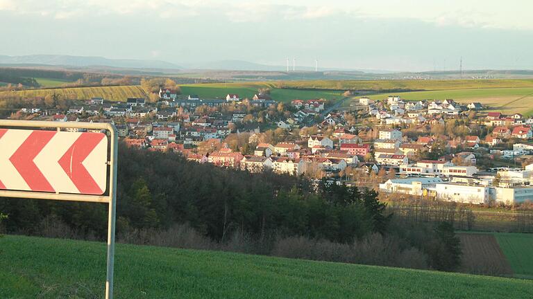 Rechts oberhalb der bestehenden Bebauung wird das Baugebiet 'Sichersdorfer Berg' in Arnstein fortgeführt. Rechts oberhalb der bestehenden Bebauung wird das Baugebiet 'Sichersdorfer Berg' in Arnstein fortgeführt.