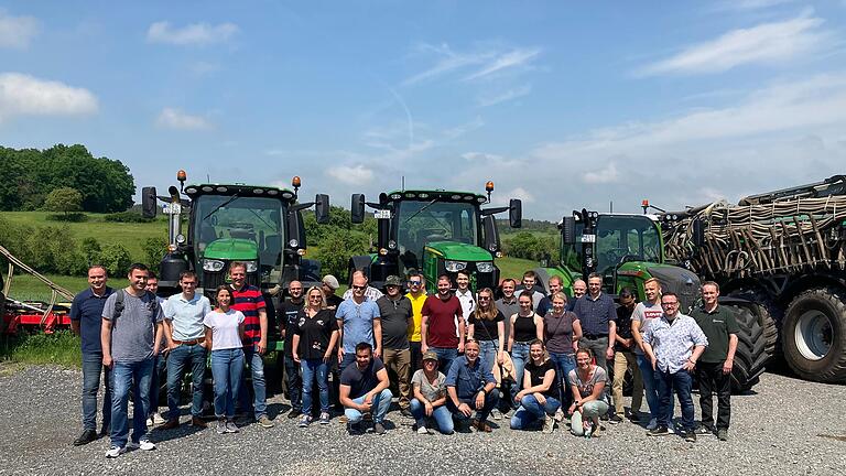 Fachwissen im Feld erweitert: Das Preh Commercial Vehicle Team sammelte Praxiserfahrung am „Feldtag“ beim Lohnunternehmen Hesselbach &amp; Heller in Unsleben.