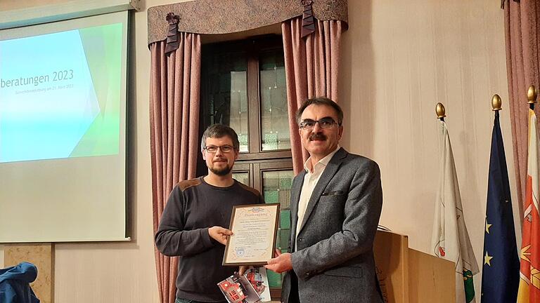 Feuerwehrkommandant Florian Wilm (links) und Bürgermeister Harald Hofmann (rechts) freuen sich über die Danksagung aus der ukrainischen Stadt Visk nach der Übergabe des Nüdlinger Feuerwehrautos. - Bürgermeister Harald Hofmann (rechts) mit Feuerwehrkommandant Florian Wilm. Feuerwehrkommandant Florian Wilm (links) und Bürgermeister Harald Hofmann (rechts) freuen sich über die Danksagung aus der ukrainischen Stadt Visk nach der Übergabe des Nüdlinger Feuerwehrautos. - Bürgermeister Harald Hofmann (rechts) mit Feuerwehrkommandant Florian Wilm.