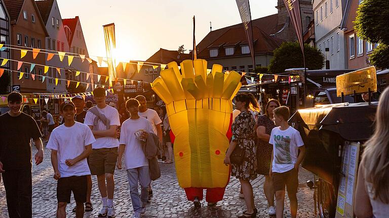 Wenn Pommes promenieren: Leckeres Essen und gute Stimmung herrschte beim Foodtruck-Festival in Bad Neustadt auf dem Marktplatz am Wochenende.