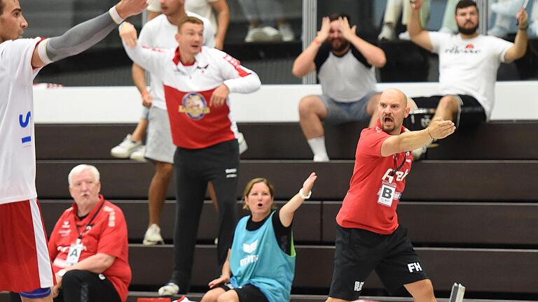 Voller Einsatz und Leidenschaft an der Seitenlinie: Florian Hauck (rechts), Trainer des HSC Bad Neustadt.