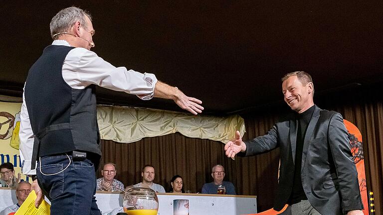 Moderator Markus Othmer (rechts) war Überraschungsgast bei 'Brezel, Bier unn domm's Gebabbel' in Wargolshausen.&nbsp; Begrüßt wurde er von Gastgeber Fredi Breunig.