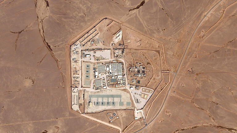 Drei US-Soldaten bei Angriff in Jordanien getötet.jpeg       -  Dieses Foto vom 12. Oktober 2023 zeigt eine als Tower 22 bekannte Militärbasis im Nordosten Jordaniens. Drei US-Soldaten sind nach Angaben des Weißen Hauses in Jordanien in der Nähe der syrischen Grenze bei einem Drohnenangriff proiranischer Milizen getötet worden.