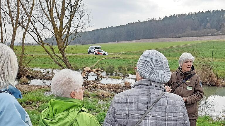 Die Zuhörerinnen lauschten interessiert den Informationen von Rangerin Martina Faber über den Biber.       -  Die Zuhörerinnen lauschten interessiert den Informationen von Rangerin Martina Faber über den Biber.