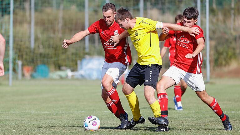 Philipp Schebler (links) vom SV Birkenfeld behauptet den Ball gegen Lukas Götz (Mitte) vom TSV Eisingen. Niklas Kafara (rechts, SV Birkenfeld) mischt auch noch mit.