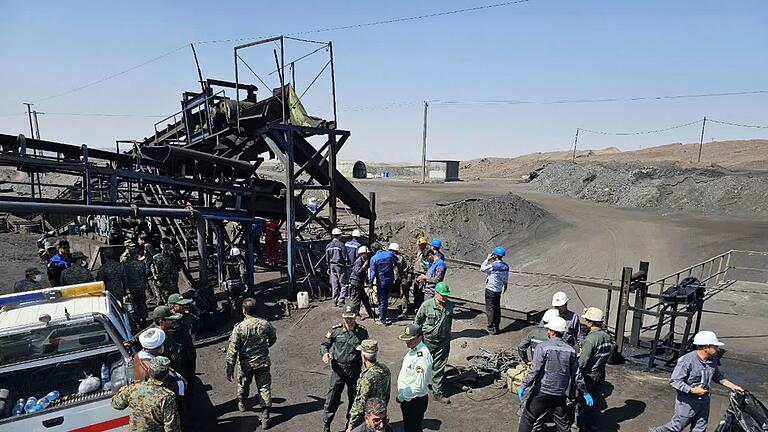 Mindestens 30 Tote nach Gasexplosion im Iran       -  Bergleute und Polizisten am Standort der Kohlemine.