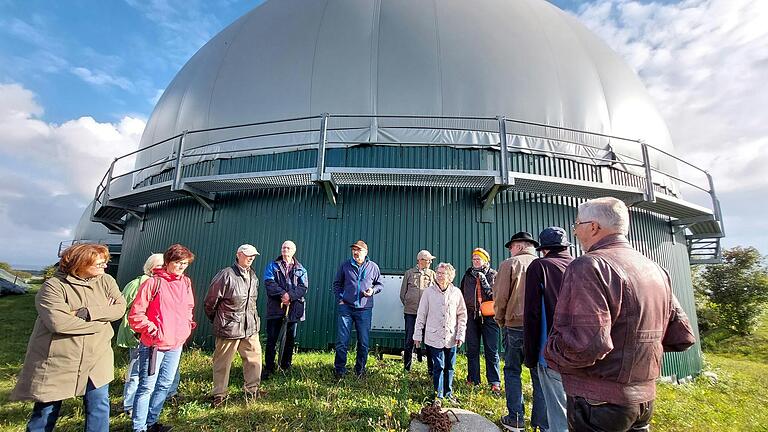 Kolping bei der Führung durch die Biogasanlage.