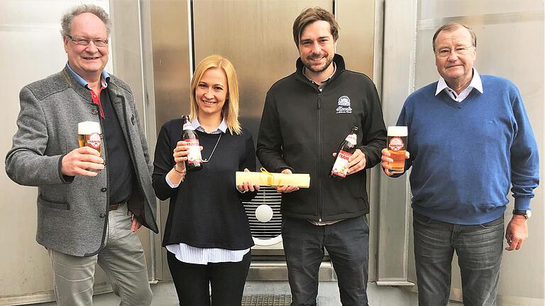 Die symbolische Übergabe von Markenrechten und Rezepturen: Der Seniorchef der Wernecker Bierbrauerei Hans-Jörg Lang (von links), Prokuristin Christine Lang, der Juniorchef der Kauzen Bräu, Jacob Pritzl, und sein Vater Karl-Heinz.