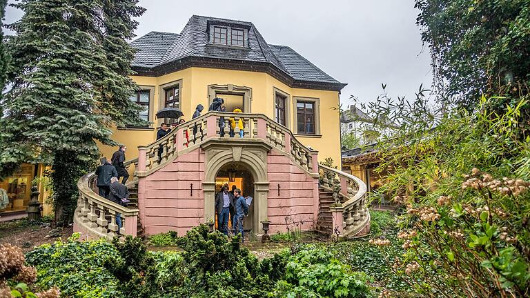 Derzeit von der Straße nicht einzusehen: das barocke Gartenhaus hinter dem Geschäft von Frankonia Jagd in der Randersackerer Straße 3-5 in Würzburg, hier im April bei einem Ortstermin der Stadtbildkommission.