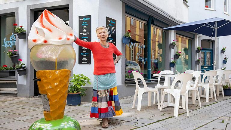 Jahrzehntelang führte die Familie Lazzaris das gleichnamige Eiscafé in der Ochsenfurter Altstadt. Jetzt hat Anna Maria Lazzaris die Eisdiele verkauft – und kehrt nach rund 60 Jahren zurück nach Italien.