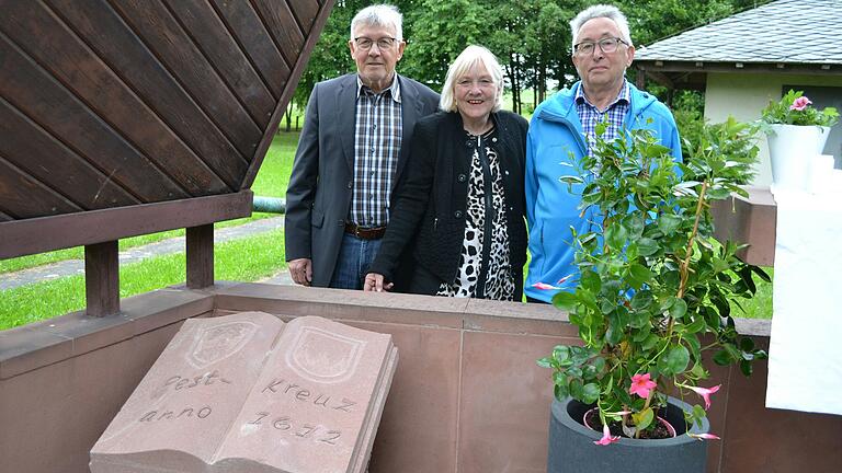 Ein Sandsteinbuch erklärt kurz den Grund für das Kreuz. Stefan und Stefanie Engelhardt sowie Gottfried Franz errichteten es.