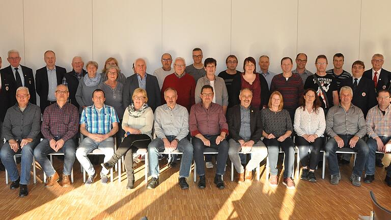 Hartmut Bräuer, Vorsitzender des BRK Kreisverband Schweinfurt (zweiter von rechts) ehrte gemeinsam mit Bürgermeisterin Edeltraud Baumgartl (rechts) und weiteren BRK-Vertretern bei einer Feierstunde im Rathaus 41 treue Blutspender aus der Marktgemeinde für 50-, 75-, 100-, 125- und 150-maliges Spenden.