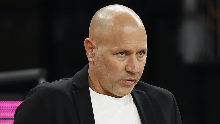 Denis Wucherer: 'In dieser Zeit zu glauben, dass es Sinn macht, einmal in der Woche Basketball zu spielen und sich dazwischen sechs Tage vorzubereiten und darauf zu hoffen, dass freitags dann alle negativ getestet sind, damit wir samstags spielen können, ist mir generell zu billig und passt überhaupt nicht in diese Zeit.'