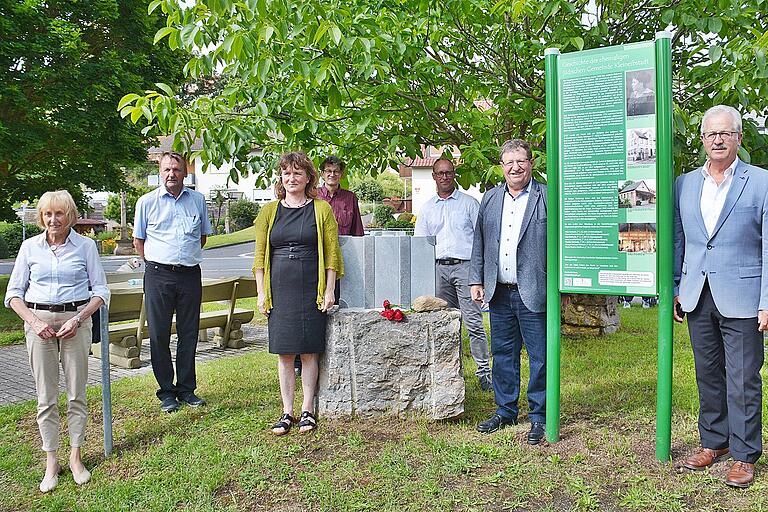 Offiziell übergeben wurde am Samstagnachmittag der Gedenkstein am Radweg in Kleineibstadt. Unser Bild zeigt von links: Benita Stolz, Reinhold Albert, Birgit Reder-Zirkelbach, Rainer Seelmann, Gerd Jäger, Josef Demar und Emil Sebald.