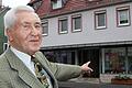 In diesem Haus in der Würzburger Straße befanden sich einst die  Buchbinderei mit Buchhandlung sowie der Krämerladen, den sein Vater Fritz nach dem Krieg führte, erzählt Bruno Grasser.