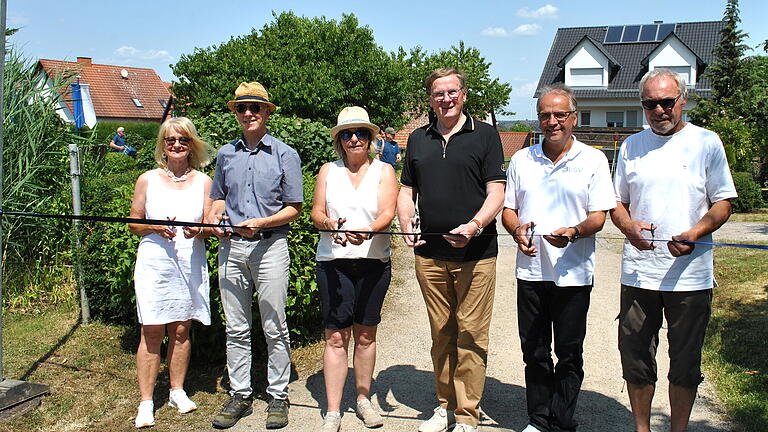 Mit dem Durchschneiden des Bandes ist die Dorfrunde in Eichenhausen offiziell eröffnet, dabei waren (von links) Annedore Dietz-Holzheimer als Vertreterin der Grabfeld-Allianz, Eberhard Helm, stellvertretende Landrätin Eva Böhm, Bürgermeister Wolfgang Seifert, Klaus Greier vom BLSV und Wolfgang Rudolph vom TSV Eichenhausen.