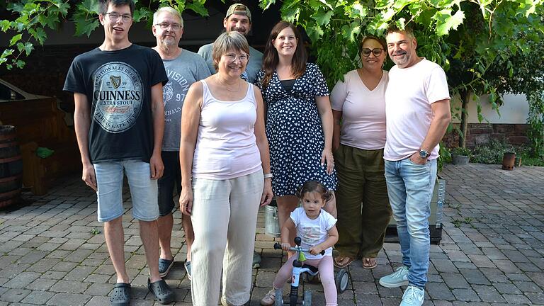 Besuch aus dem Ahrtal in Trennfeld&nbsp; (von links): Jonah, Klaus und Marita Kuhn, dahinter Jonas Sebastian, seine schwangere Frau Marina mit Töchterchen Elli und Claudia und Ingo Schäfer