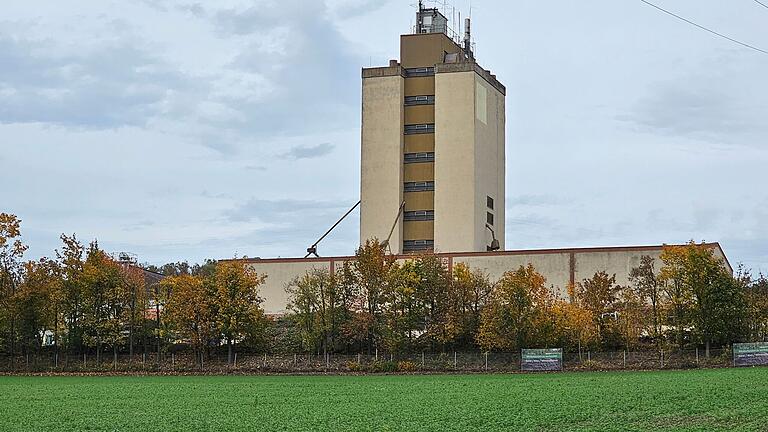 Von weitem ist das Lagergebäude in Roßbrunn erkennbar. Nicht erkennbar sind allerdings die ohne Bauantrag gebauten Schüttgutmulden.