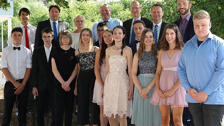 Die Schulbesten der Realschule Ebern mit Bürgermeister Jürgen Hennemann und den Vertretern der Sponsoren.