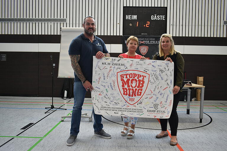 'Stoppt Mobbing!' Dafür setzen sich (von links) der Anti-Mobbing-Trainer Carsten Stahl sowie die 2. Bürgermeisterin Rita Rösch und Initiatorin Stephanie Philipp-Schirmer ein.