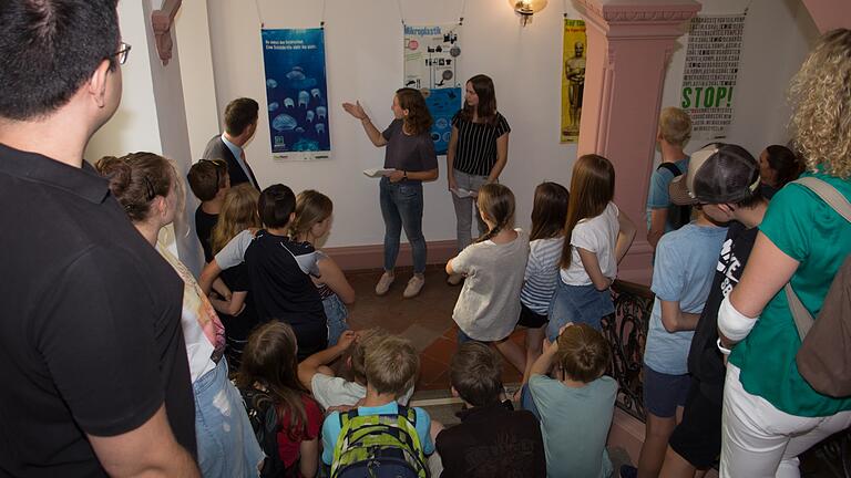 Sensibler Umgang mit Ressourcen: Hier stellen die Auszubildenden Antonia Düll und Antonia Gütling (links) Oberbürgermeister Christian Schuchardt und der 7 m des Deutschhaus-Gymnasiums die Wanderausstellung „PlanetPlastic“ vor.