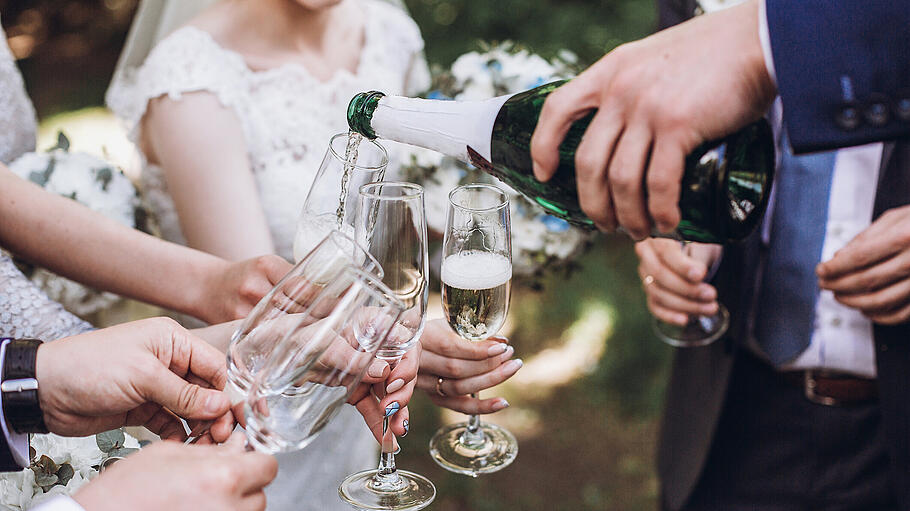 Hochzeit feiern trotz Coronavirus       -  Unter bestimmten Umständen ist es auch in der Corona-Krise möglich, gemeinsam mit Familie und Freunden zu feiern.