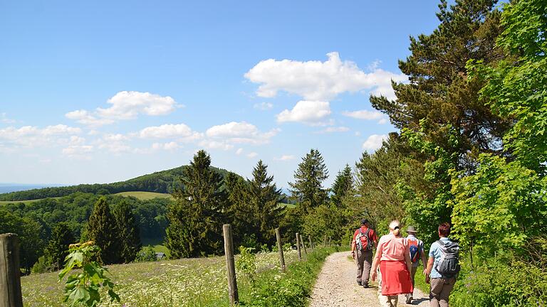 Unbeschwert auf Wanderwegen die Rhön erkunden ist Erholung. Damit alles rund läuft, sorgen die Wegewarte für eine gute Ausschilderung und dafür dass keine Hindernisse den Spaß verderben.       -  Unbeschwert auf Wanderwegen die Rhön erkunden ist Erholung. Damit alles rund läuft, sorgen die Wegewarte für eine gute Ausschilderung und dafür dass keine Hindernisse den Spaß verderben.