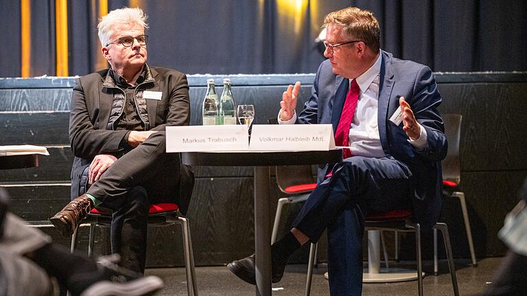 Intendant Markus Trabusch (links) und SPD-Politiker Volkmar Halbleib beim Podiumsgespräch zum Thema Kultur nach 20 Monaten Pandemie im Würzburger Bockshorn.