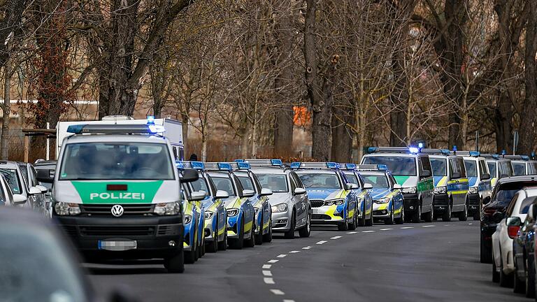 Wegen Streitereien zwischen den Fans rückte die Polizei beim Fußball-Bayernligaspiel zwischen dem FV 04 Würzburg und Eintracht Bamberg mit einem Großaufgebot an. Wegen Streitereien zwischen den Fans rückte die Polizei beim Fußball-Bayernligaspiel zwischen dem FV 04 Würzburg und Eintracht Bamberg mit einem Großaufgebot an.