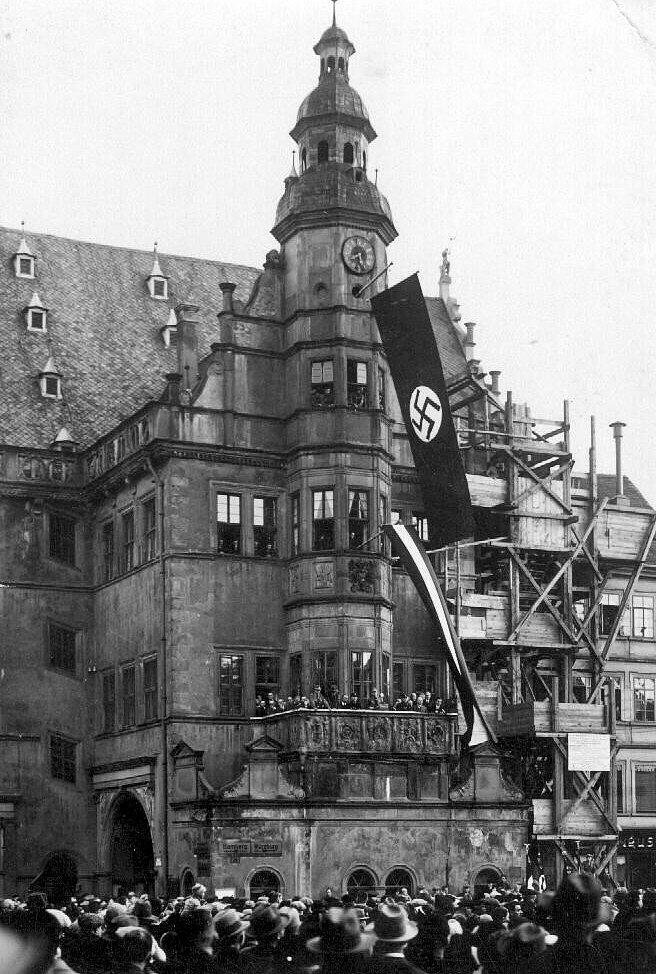 Nach der Machtergreifung, am Rathaus weht die Hakenkreuzfahne.