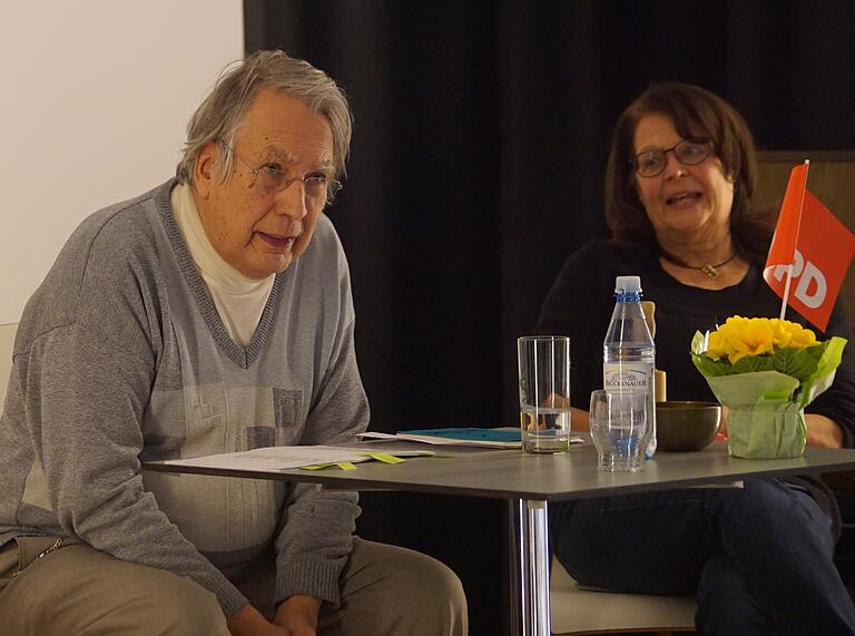 Wolfgang Pavel und Ursula Rosenbaum hauchten mit Texten von Charlotte Kurth und Erich Kästner dem politischen Aschermittwoch in Gerbrunn literarisches Leben ein.