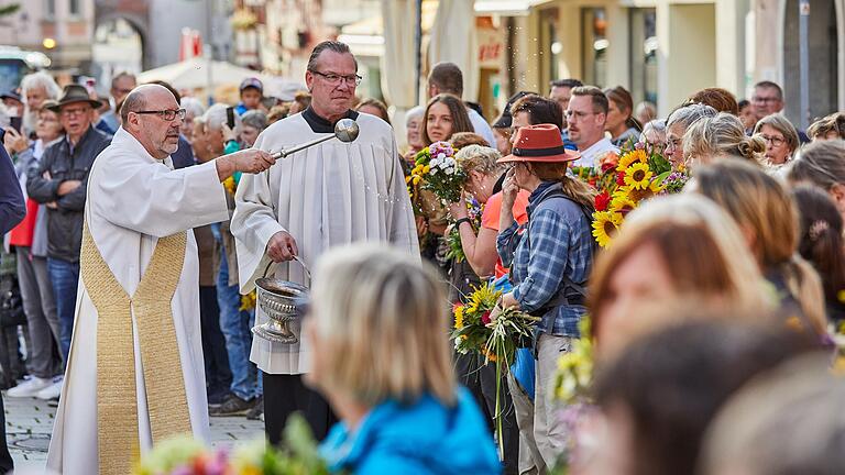 Diakon Norbert Hillenbrand spendet den Wallfahrerinnen und Wallfahrern Segen, nachdem sie ihr Ziel auf dem Ochsenfurter Marktplatz erreicht haben.