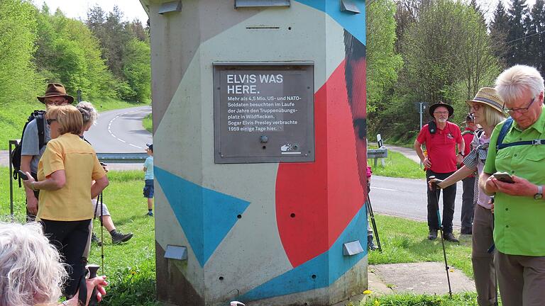 Auf dem Rückweg passierte die Wandergruppe die Elvis-Stele bei Wildflecken.