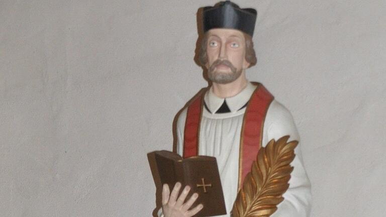 Eine Statue des Seligen Liborius Wagner steht in der Kirche von Altenmünster