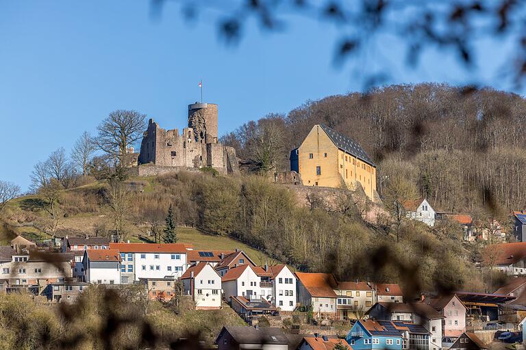 Auf dem Hopfenberg erheben sich mit der Burg Schwarzenfels 700 Jahre wechselvolle Geschichte. Im Lauf der Zeit wurde die Burg für unterschiedliche Ansprüche genutzt: als Verteidigungsposten, Gericht, Amt, Witwensitz und Residenz. Auf dem Hopfenberg erheben sich mit der Burg Schwarzenfels 700 Jahre wechselvolle Geschichte. Im Lauf der Zeit wurde die Burg für unterschiedliche Ansprüche genutzt: als Verteidigungsposten, Gericht, Amt, Witwensitz und Residenz.