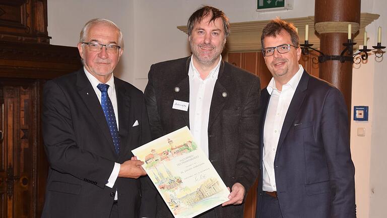 Bundesvorsitzender Paul Beinhofer (Regierungspräsident a. D. von Unterfranken) verlieh den diesjährigen Kulturpreis des Frankenbundes an Joachim Andraschke (Mitte). Die Laudatio hielt der Zweite Bürgermeister von Bamberg, Christan Lange (rechts).