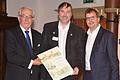 Bundesvorsitzender Paul Beinhofer (Regierungspräsident a. D. von Unterfranken) verlieh den diesjährigen Kulturpreis des Frankenbundes an Joachim Andraschke (Mitte). Die Laudatio hielt der Zweite Bürgermeister von Bamberg, Christan Lange (rechts).